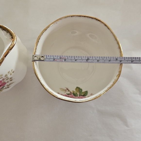 "American Beauty" cream and sugar by Royal Albert. - Picture 10 of 13